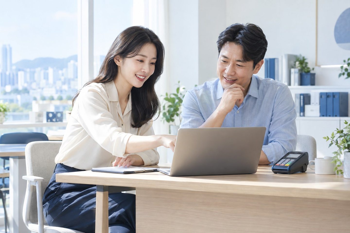 노트북 앞에서 업무 내용을 함께 설명하는 두 사람 — 결제가 끝나도 돈이 바로 재고가 되지는 않습니다