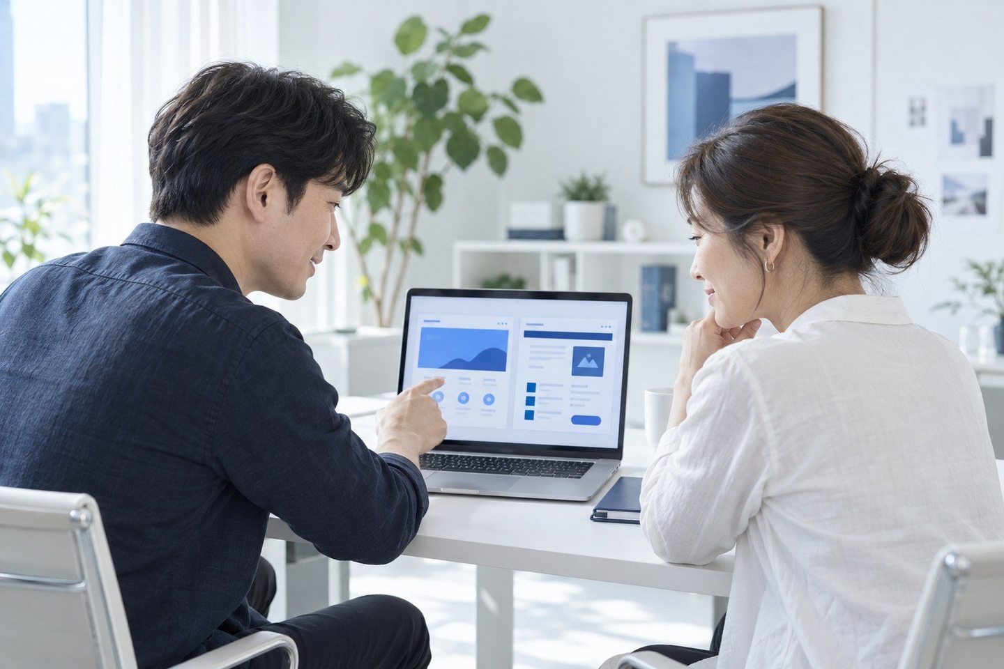 태블릿 화면을 이용해 결제 방법을 안내하는 두 사람 — 쇼핑몰 PG 무료 개통무료 개통, 가입비 · 개통비 0원에 빠르면 당일 열어요. 연락 주시면 재입고 날짜에 맞춰 엽니다.